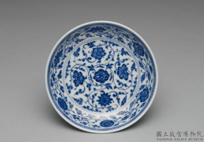 图片[2]-Dish with Indian lotus scrolls in underglaze blue, Qing dynasty, Qianlong reign (1736-1795)-China Archive